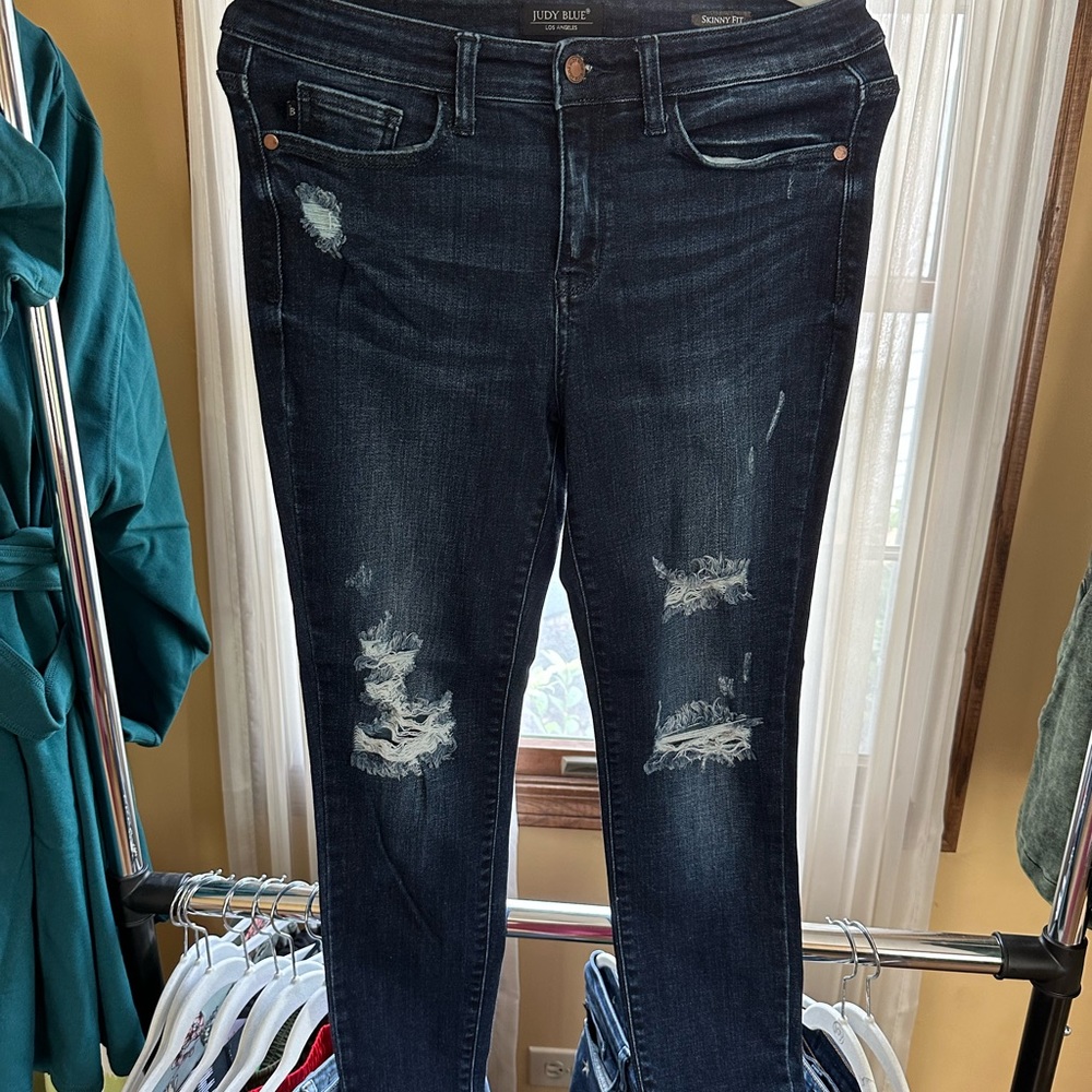 EUC Judy Blue distressed skinny jeans sz 9